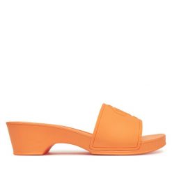 Klapki Guess. Brązowe klapki Guess, z aplikacjami, bez obcasa. Za 179.99 zł.