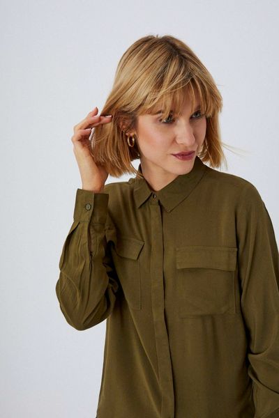 Gładka koszula z kieszeniami. Zielone koszule MOODO, xs, bez wzorów, z wiskozy, bez kołnierzyka, bez ramiączek. W wyprzedaży za 31.99 zł.