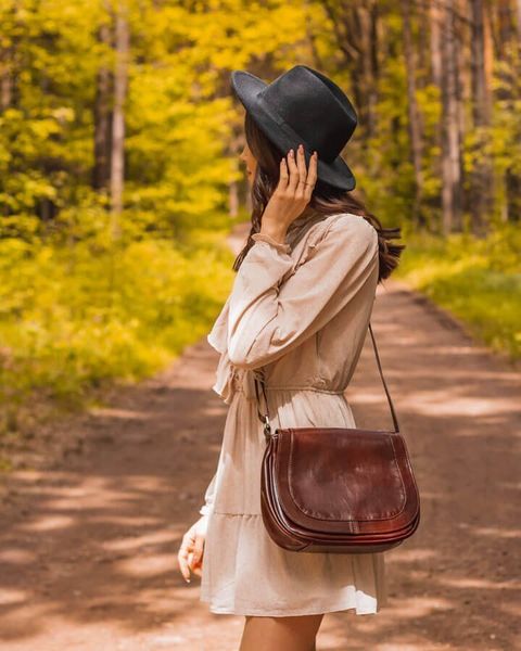 Torebka skórzana listonoszka DAN-A T223 koniakowa. Torby na ramię DAN-A, bez wzorów, ze skóry, przez ramię, bez dodatków. Za 359.99 zł.