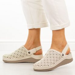 Beżowe klapki damskie na koturnie Vinceza 85206. Brązowe klapki VINCEZA, bez wzorów, z jeansu, bez obcasa, na koturnie. Za 139.00 zł.