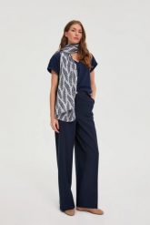 Szal w roślinny wzór granatowy. Niebieskie szaliki MOODO, bez wzorów, z poliesteru. Za 59.99 zł.