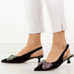 Czarne skórzane sandały damskie DiA 3130. Czarne sandały DiA, bez wzorów, ze skóry, eleganckie, bez obcasa, na obcasie, bez zapięcia. W wyprzedaży za 315.92 zł.