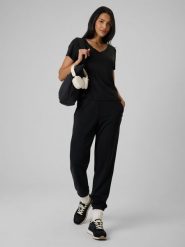 4F Spodnie dresowe joggery z modalem damskie - czarne M. Czarne spodnie dresowe 4f, na co dzień, m, bez wzorów, z dresówki. Za 159.99 zł.