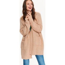 SWETER DAMSKI KARDIGAN Z OZDONYMI PLECAMI. Czerwone kardigany TOP SECRET, bez wzorów, z dzianiny. W wyprzedaży za 49.99 zł.