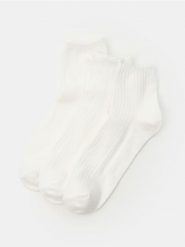 Skarpetki z wykończeniem falbankowym 3 pack - biały. Białe skarpety Sinsay, bez wzorów. Za 15.99 zł.