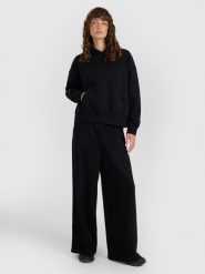 4F Spodnie dresowe z szerokimi nogawkami damskie - czarne M. Czarne spodnie dresowe 4f, l, bez wzorów, z bawełny. Za 169.99 zł.