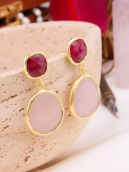 L'Atelier de Gaia Pozłacane kolczyki-wkrętki z agatem i kwarcem różowym rozmiar: onesize. Czerwone kolczyki L'Atelier de Gaia, z agatem, pozłacane, z zapięciem typu bigiel. Za 74.45 zł.