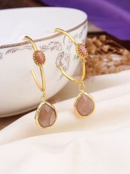 L'Atelier de Gaia Pozłacane kolczyki-półkreole z kamieniami słonecznymi rozmiar: onesize. Różowe kolczyki L'Atelier de Gaia, pozłacane. Za 73.76 zł.