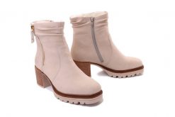 RIEKER Y9041-60 beige, botki damskie. Brązowe botki Rieker, na zimę, bez wzorów, bez obcasa, na obcasie, bez zapięcia. Za 379.90 zł.