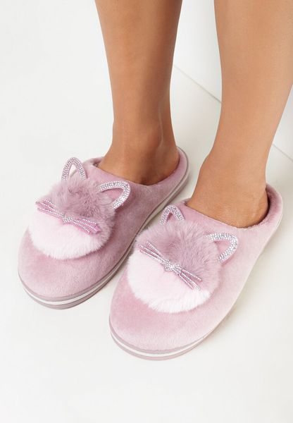 Różowe Kapcie Futrzane z Kotkiem Rirovi. Czerwone obuwie domowe Born2be, z aplikacjami, z dresówki, bez zapięcia. Za 29.99 zł.