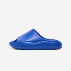 Klapki Unisex Slide. Niebieskie klapki DECATHLON, bez wzorów, bez obcasa. Za 119.99 zł.
