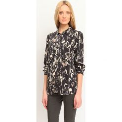 KOSZULA DŁUGI RĘKAW DAMSKA W KWIATY. Czarne koszule TOP SECRET, bez wzorów, z jeansu, eleganckie, bez kołnierzyka, bez ramiączek. W wyprzedaży za 59.99 zł.