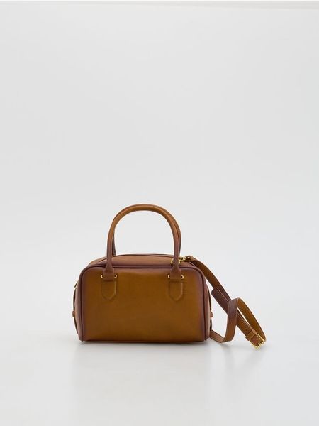 Torebka na ramię - brązowy. Brązowe torby na ramię Reserved, bez wzorów, ze skóry, na ramię, bez dodatków. W wyprzedaży za 69.99 zł.