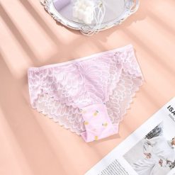 Figi z koronką klasyczny krój dla codziennej elegancji Erike. Czarne figi Intica, uniwersalny, bez wzorów, z koronki. W wyprzedaży za 69.00 zł.