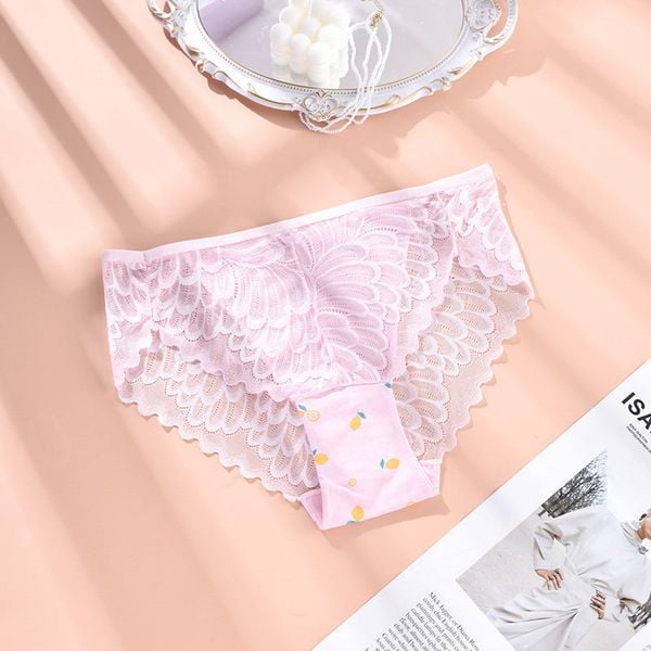 Figi z koronką klasyczny krój dla codziennej elegancji Erike. Czarne figi Intica, uniwersalny, bez wzorów, z koronki. W wyprzedaży za 69.00 zł.