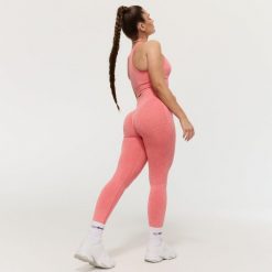 Legginsy damskie fitness bezszwowe z wysokim stanem koralowe FLO. Czerwone legginsy GYMBEAM, s, bez wzorów, z elastanu, z podwyższonym stanem. Za 110.90 zł.