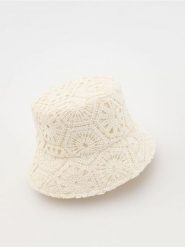 Ażurowy kapelusz bucket - złamana biel. Kapelusze Reserved, w ażurowe wzory. W wyprzedaży za 65.99 zł.
