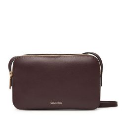 Torebka Calvin Klein. Czerwone listonoszki Calvin Klein, bez wzorów, bez dodatków. Za 429.99 zł.