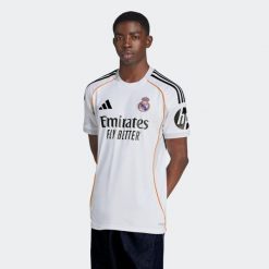 Koszulka piłkarska ADIDAS Real Madryt 25/26 domowa. Białe bluzki Adidas, xl, bez wzorów, sportowe, bez kołnierzyka, bez ramiączek. Za 369.99 zł.