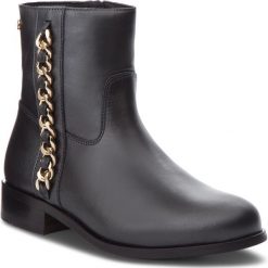 Botki TOMMY HILFIGER - Chain Detail Flat Boot FW0FW03391 Black 990. Czarne botki TOMMY HILFIGER, z aplikacjami, z materiału, bez obcasa, bez zapięcia. W wyprzedaży za 389.00 zł.