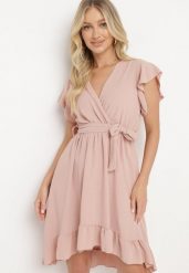 Ciemnoróżowa Kopertowa Sukienka z Asymetrycznym Dołem Ozdobiona Falbanką z Paskiem w Talii Snidia. Czerwone sukienki Born2be, na co dzień, na lato, bez wzorów, eleganckie, z asymetrycznym kołnierzem, bez ramiączek, asymetryczne. Za 59.99 zł.