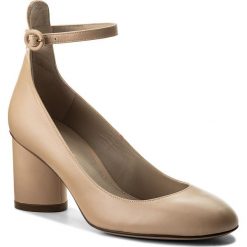 Półbuty STUART WEITZMAN - Piper XL17490 Blush Tripoli. Brązowe czółenka Stuart Weitzman, bez wzorów, z materiału, bez obcasa, na obcasie, bez zapięcia. W wyprzedaży za 999.00 zł.