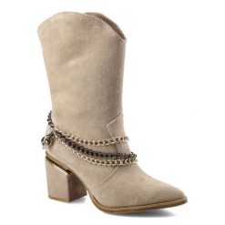 Botki damskie Carinii, naturalna skóra zamszowa z wysoką cholewką i ozdobnymi łańcuchami na średniej wysokości słupku, beżowe, B7174_-O17-000-000-E03. Brązowe botki Carinii, na wiosnę, z aplikacjami, ze skóry, przed kolano, bez obcasa, na słupku, bez zapięcia. Za 359.00 zł.