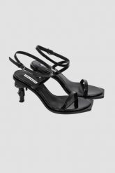 KARL LAGERFELD Czarne damskie sandały KARL NFT HEEL, Rozmiar 38. Czarne sandały KARL LAGERFELD, bez wzorów, bez obcasa, na obcasie, bez zapięcia. W wyprzedaży za 475.99 zł.