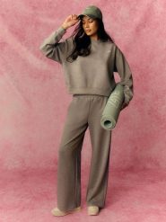 4F Spodnie dresowe z szerokimi nogawkami damskie - szare XL. Szare spodnie dresowe 4f, xl, bez wzorów, z dresówki. Za 149.99 zł.