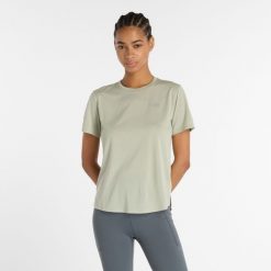 Koszulka damska New Balance WT41253GSH – zielona. Zielone bluzki New Balance, m, bez wzorów, z materiału, sportowe, bez kołnierzyka, bez ramiączek. Za 199.99 zł.