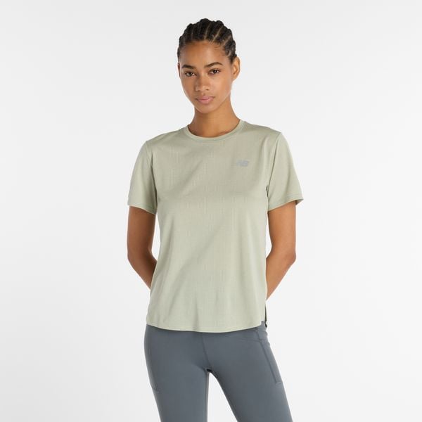 Koszulka damska New Balance WT41253GSH – zielona. Zielone bluzki New Balance, m, bez wzorów, z materiału, sportowe, bez kołnierzyka, bez ramiączek. Za 199.99 zł.