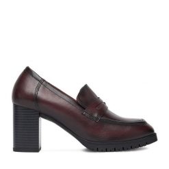 Półbuty Lasocki. Czerwone czółenka Lasocki, bez wzorów, bez obcasa, na obcasie, bez zapięcia. Za 259.99 zł.