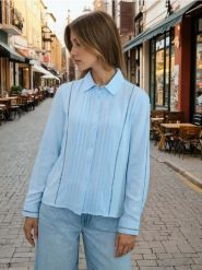 Wiskozowa koszula regular fit z ażurowymi wstawkami - błękitny. Niebieskie koszule Sinsay, l, w ażurowe wzory, z wiskozy, bez kołnierzyka, bez ramiączek. Za 49.99 zł.