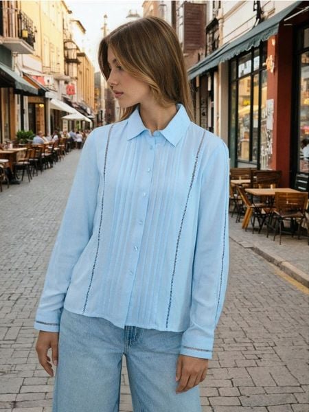 Wiskozowa koszula regular fit z ażurowymi wstawkami - błękitny. Niebieskie koszule Sinsay, l, w ażurowe wzory, z wiskozy, bez kołnierzyka, bez ramiączek. Za 49.99 zł.