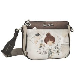 Torebka damska Anekke, listonoszka z dekoracyjnym nadrukiem i metalowym logo zapinana na suwak wyposażona w regulowany pasek oraz ozdobną zawieszkę,. Brązowe torby na ramię Anekke, bez wzorów, biznesowe, na ramię, z nadrukiem, bez dodatków. Za 339.00 zł.