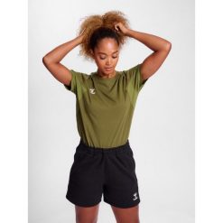 Koszulka damska Hummel Travel. Zielone bluzki Hummel, bez wzorów, sportowe, bez kołnierzyka, bez ramiączek. Za 127.50 zł.