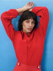 Bawełniana koszula z ażurowym wykończeniem rękawa - czerwony. Czerwone koszule Sinsay, l, w ażurowe wzory, z bawełny, bez kołnierzyka, bez ramiączek. Za 49.99 zł.