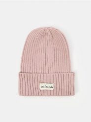 Prążkowana czapka beanie - różowy. Czerwone czapki Sinsay, bez wzorów, prążkowane. Za 15.99 zł.