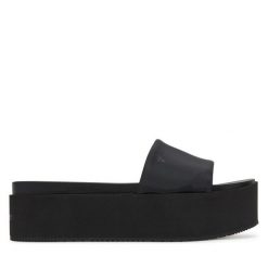 Klapki Calvin Klein Jeans. Czarne klapki Calvin Klein Jeans, bez wzorów, z jeansu, bez obcasa. Za 239.99 zł.