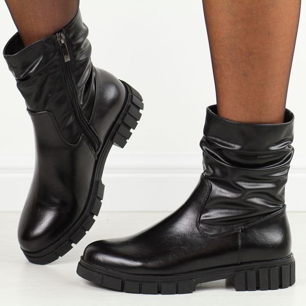 Czarne wysokie botki damskie Potocki 12489. Czarne botki POTOCKI, na jesień, bez wzorów, z polaru, z okrągłym noskiem, bez obcasa, bez zapięcia. W wyprzedaży za 151.11 zł.