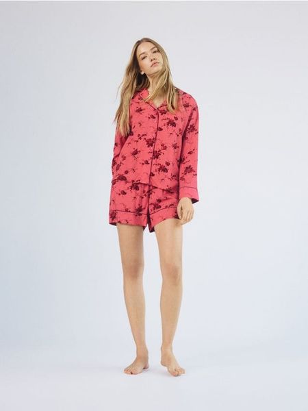 Dwuczęściowa piżama we wzory - różowy. Czerwone piżamy Reserved, bez wzorów, z wiskozy, bez ramiączek. Za 139.99 zł.