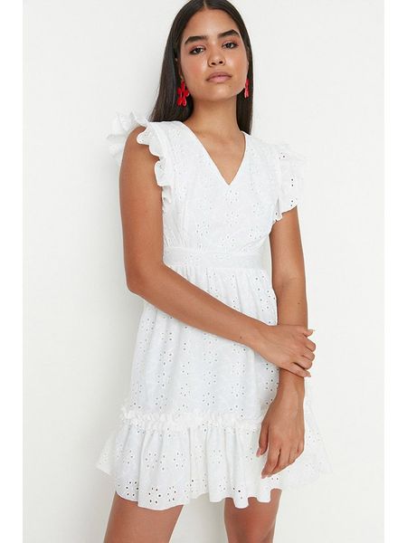 Trendyol Sukienka w kolorze białym rozmiar: 36. Białe sukienki Trendyol, bez wzorów, bez kołnierzyka, bez ramiączek, mini. Za 78.84 zł.