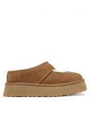 Ugg Kapcie W Bea Mary Jane 1167612 Brązowy. Brązowe obuwie domowe UGG, bez wzorów, ze skóry, bez zapięcia. Za 629.99 zł.