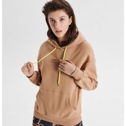 Bluza hoodie z napisem - Brązowy. Bluzy Cropp. W wyprzedaży za 49.99 zł.