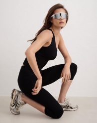 Damskie legginsy capri bezszwowe, wysoki stan, invisible scrunch Shape czarne. Czarne legginsy AIM'N, m, bez wzorów, z dzianiny, z podwyższonym stanem. Za 254.00 zł.