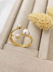 Luja Bijoux Pozłacany pierścionek z syntetycznymi perłami ozdobnymi rozmiar: onesize. Brązowe pierścionki Luja Bijoux, z perłą, pozłacane. Za 70.41 zł.