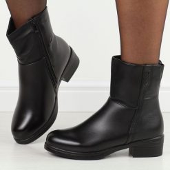 Czarne wysokie botki damskie Filo Donna Z24-39. Czarne botki Filo Donna, na jesień, bez wzorów, ze skóry, z okrągłym noskiem, bez obcasa, na płaskiej podeszwie, bez zapięcia. Za 199.00 zł.