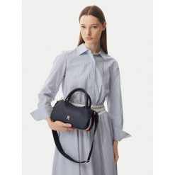 Torebka Tommy Hilfiger. Niebieskie torebki klasyczne TOMMY HILFIGER, bez wzorów, bez dodatków. Za 489.99 zł.