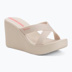 Klapki damskie Ipanema High Fashion II Slide. Brązowe klapki Ipanema, bez wzorów, z materiału, bez obcasa. Za 179.99 zł.