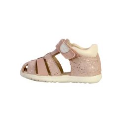 Sandały Geox Model B Sandal Macchia Gir Kolor Rose. Białe sandały Geox, bez wzorów, ze skóry, bez obcasa, bez zapięcia. Za 179.99 zł.